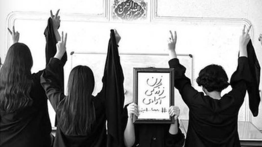 معترضان در ایران که دامنه آن به نوجوانان در مدارس رسیده با شعار «زن، زندگی، آزادی» خواهان لغو قانون حجاب اجباری و تغییر سیاست های جمهوری اسلامی هستند