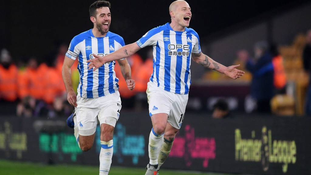 Aaron Mooy celebrates