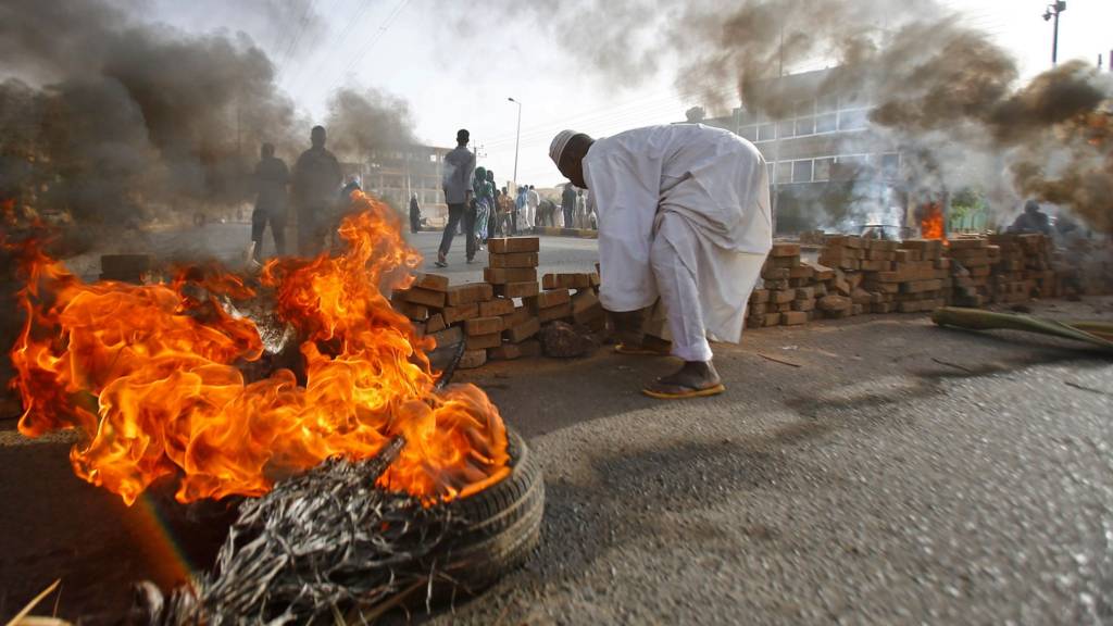 Sudan crisis: Security forces move against protesters