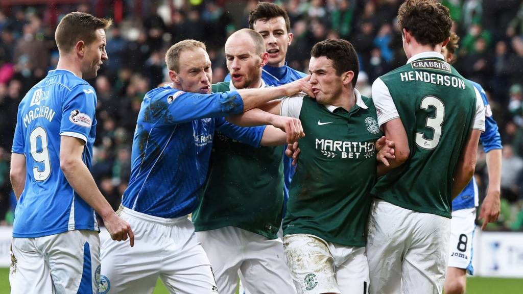 St Johnstone and Hibernian players
