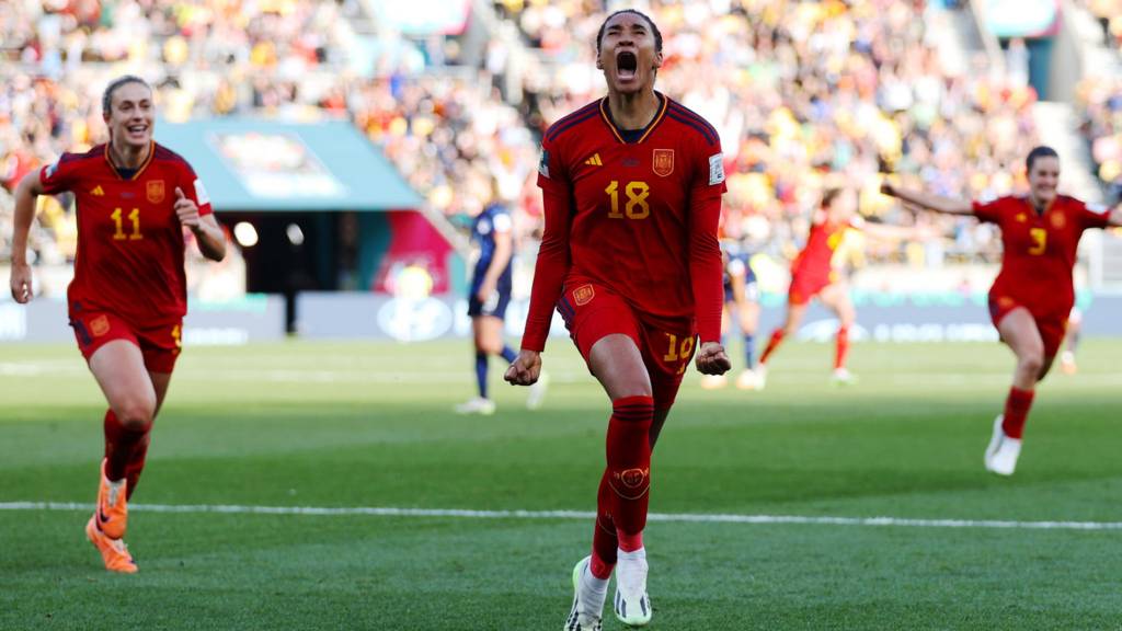 Salma Paralluelo scores for Spain
