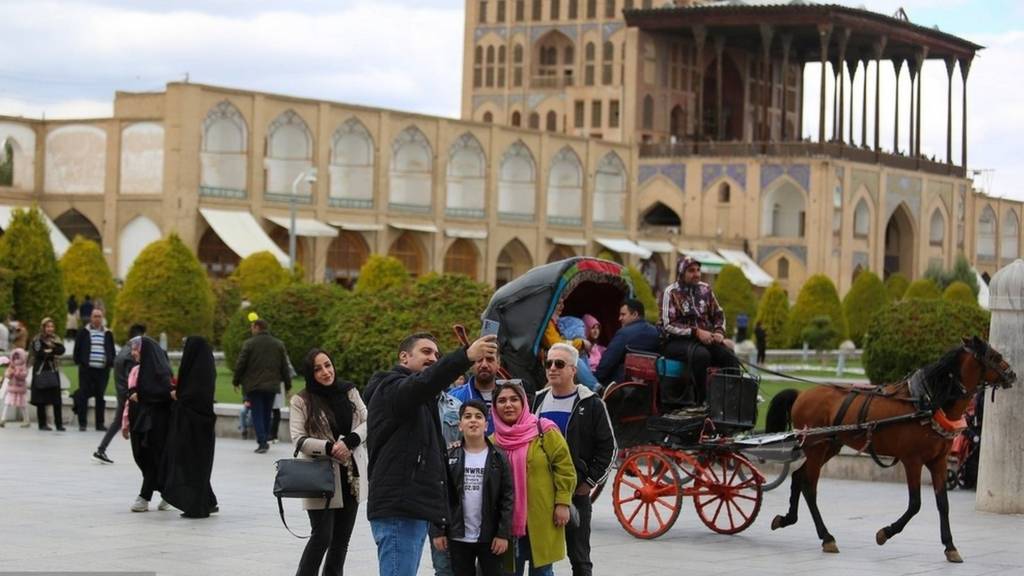 حضور مسافران نوروزی در میدان نقش جهان اصفهان