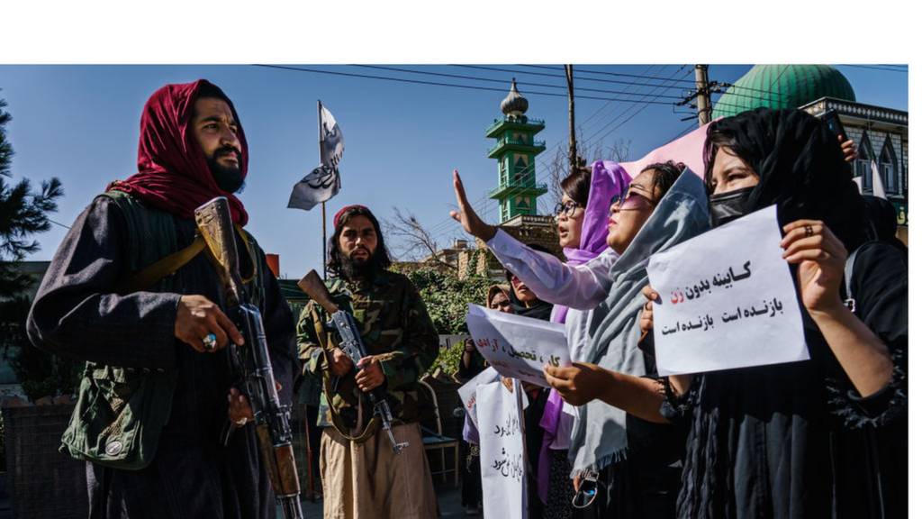 Demonstrators in Kabul opposite Taliban officials, 8 September 2021