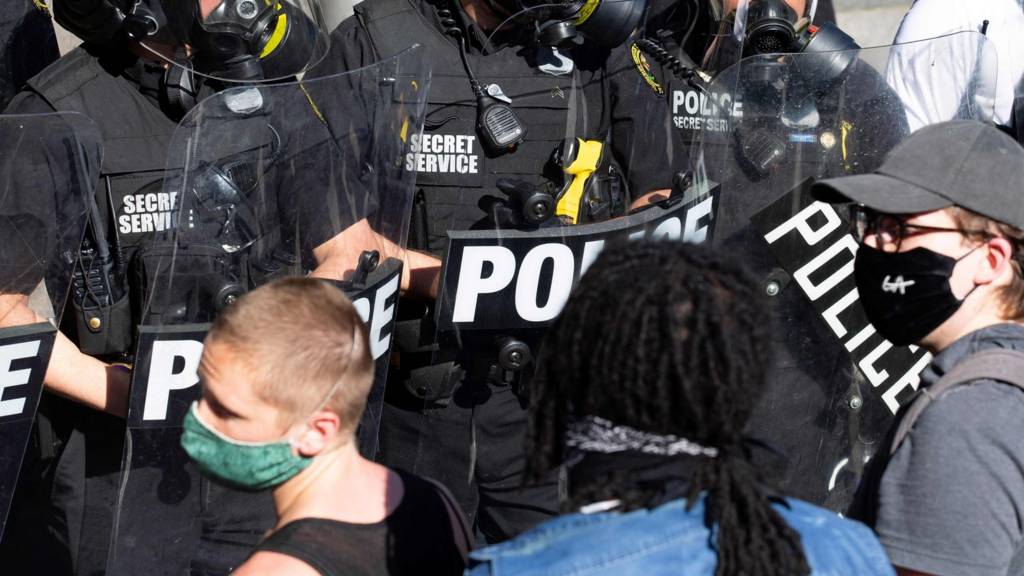 US protesters wearing masks confront police