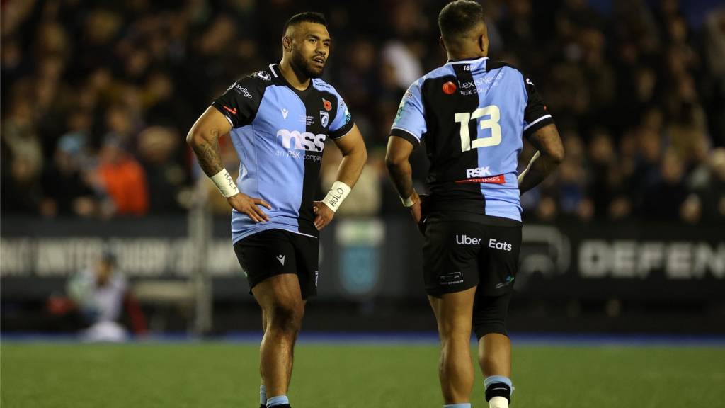 Cardiff's Willis Halaholo (L) and Rey Lee-lo discuss tactics during a break in play