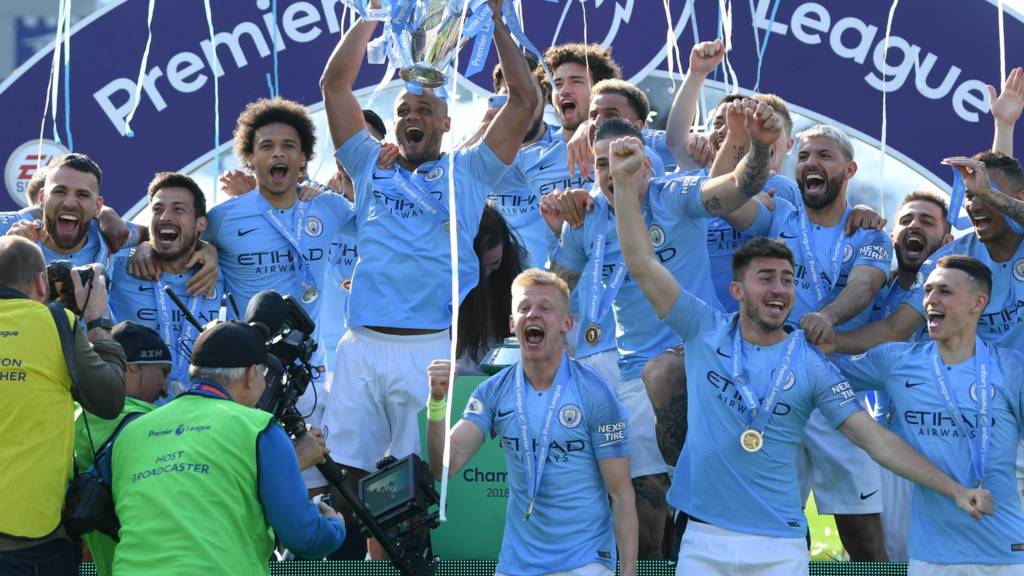 Pep Guardiola firma la mejor temporada de la historia del fútbol inglés pero en la shempions... - Página 7 _106925828_trophycelebration_getty