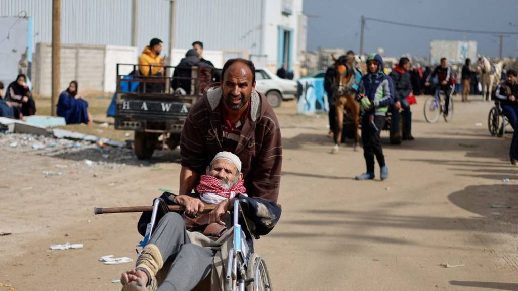 نزوح فلسطينيين بعد أن أمر الجيش الإسرائيلي بإخلاء مستشفى ناصر الطبي.