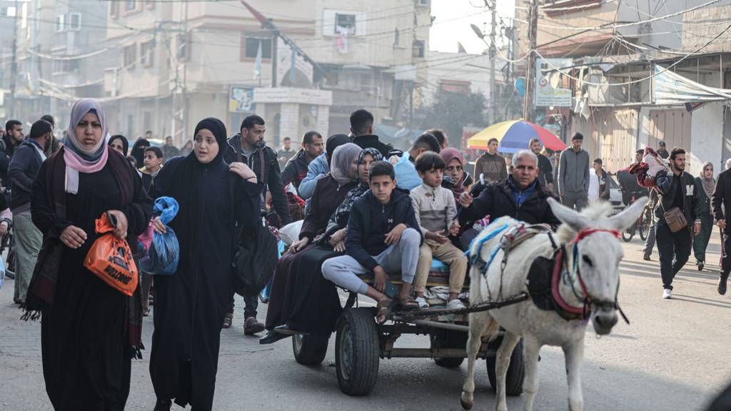Palestinians begin to migrate to areas in the central part of the city due to Israeli attacks following the end of the week-long humanitarian pause in Khan Yunis, Gaza on December 01, 2023