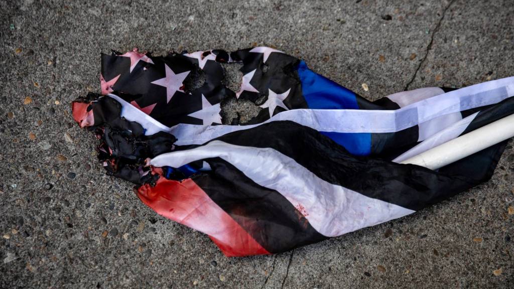 پرچم آمریکا به زمین افتاده
