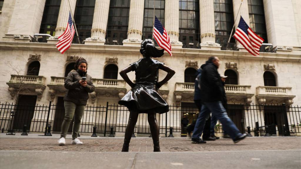 Statue of little girl on Wall Street