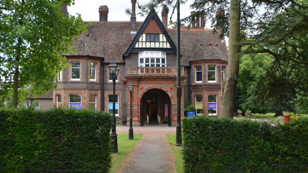 BBC Local Live Beds, Herts & Bucks on Friday 7 August 2015 BBC News