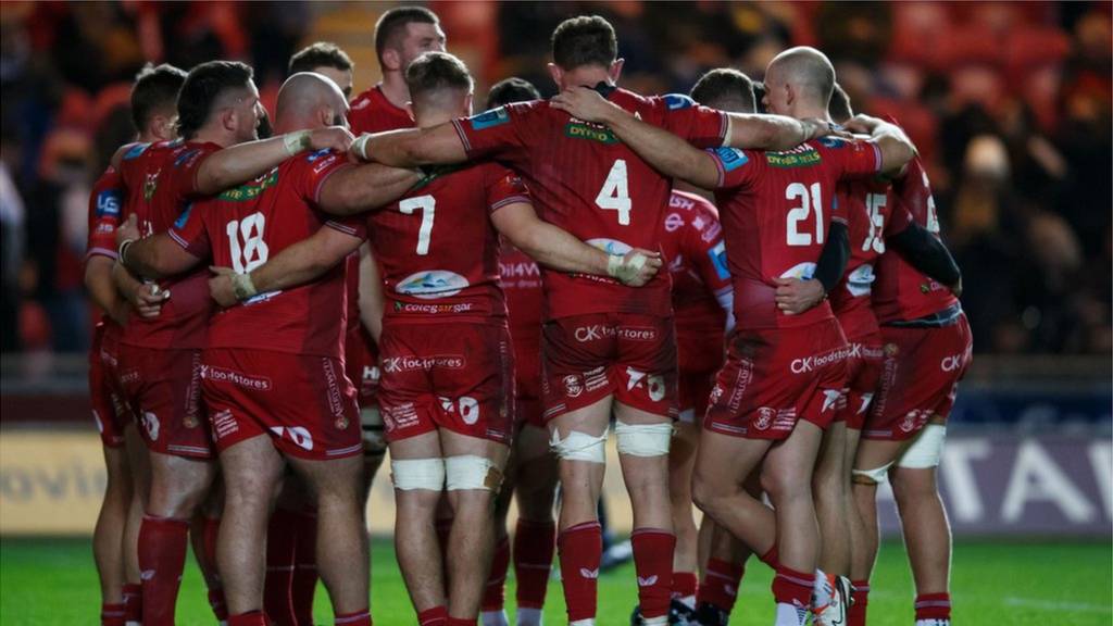 Scarlets players go into a huddle