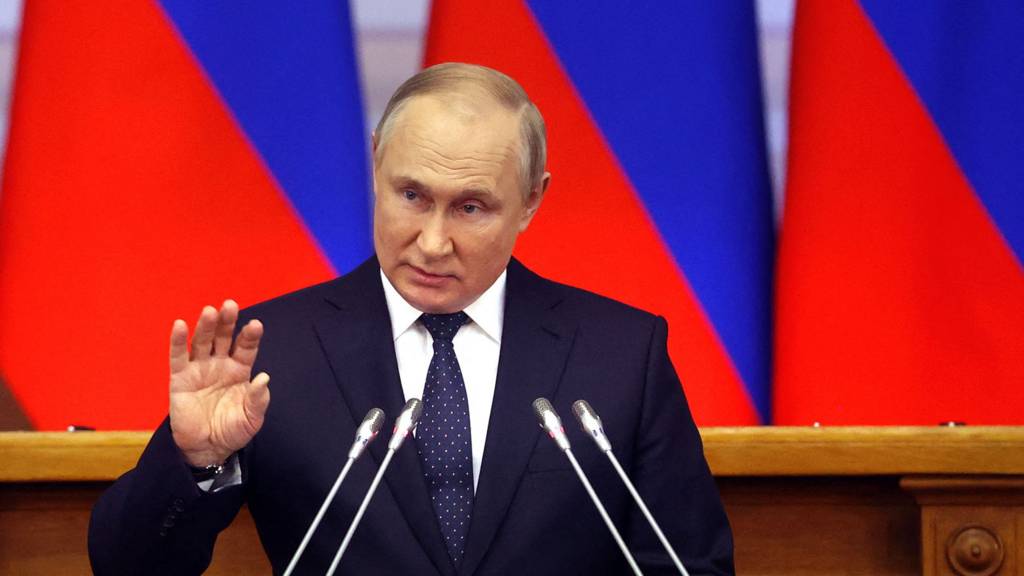 As it happened: Putin warns against 'outside intervention' - BBC News
