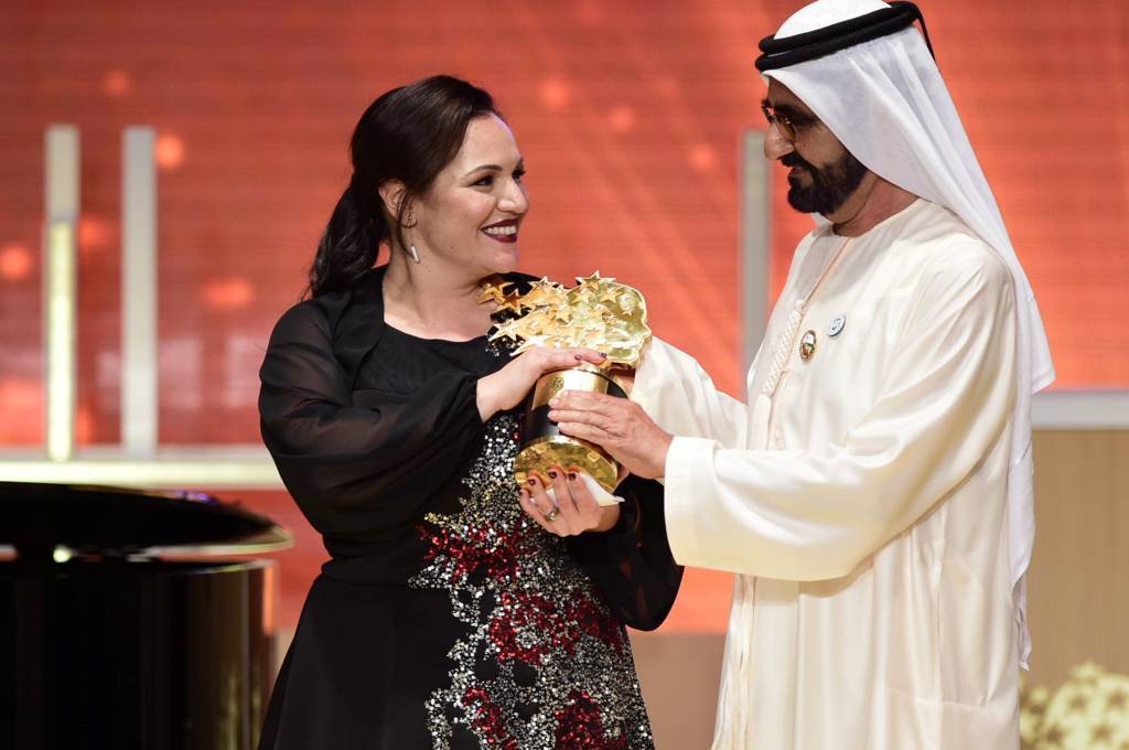 تسليم جائزة أفضل معلمة في العالم