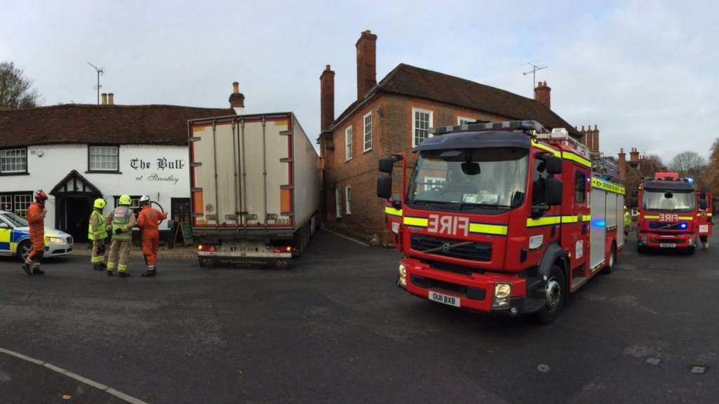 Lorry stuck between buildings