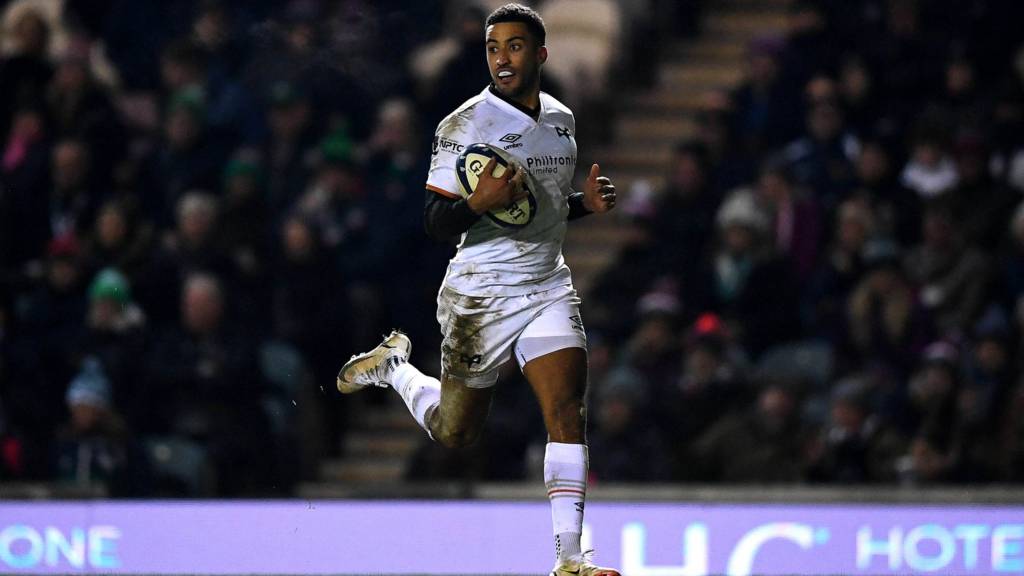 Keelan Giles attacks for Ospreys