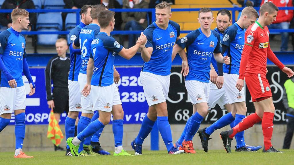 Glenavon against Cliftonville