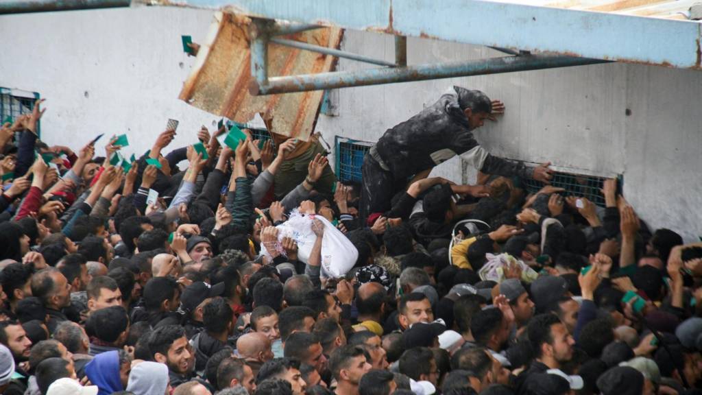 Gazans getting food aid