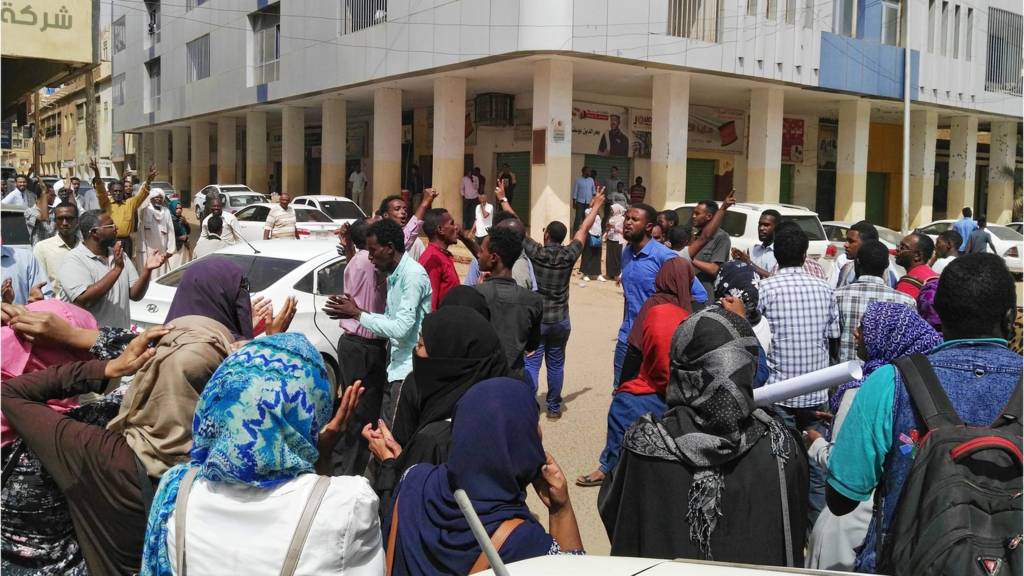 متظاهرون في الخرطوم