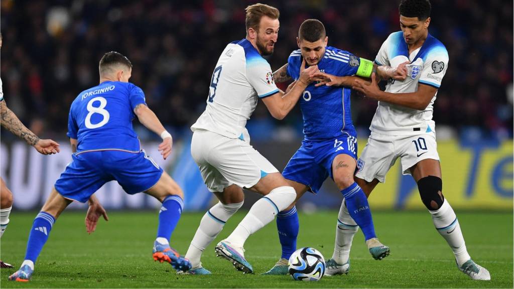 Italy and England players in action