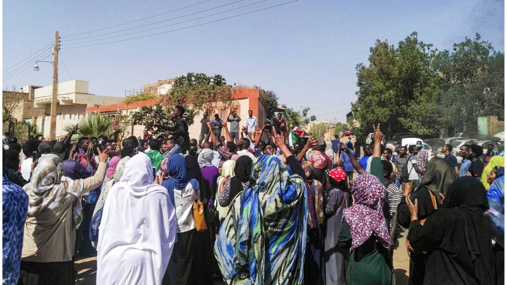 متظاهرون في السودان