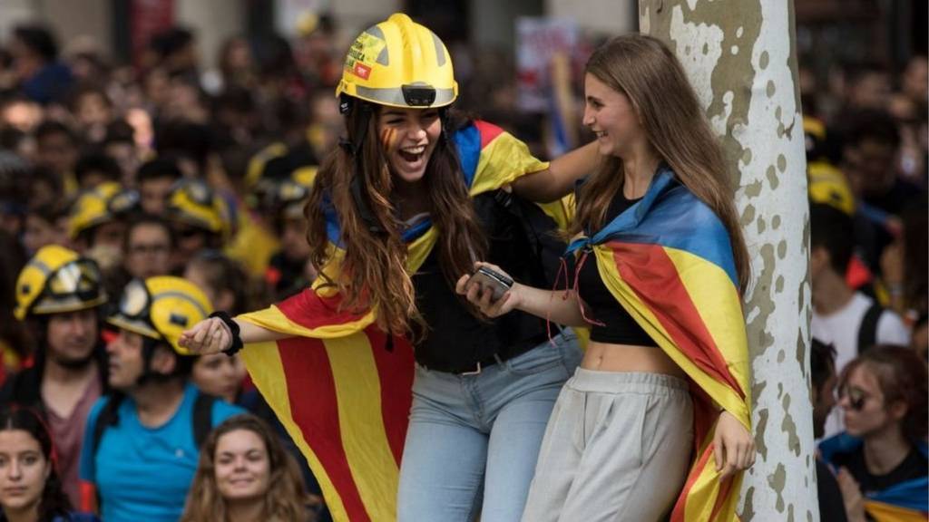 طلاب برشلونة يحتجون على الحكومة الاسبانية