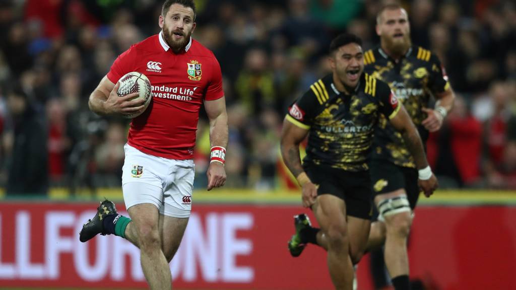 Tommy Seymour runs with the ball