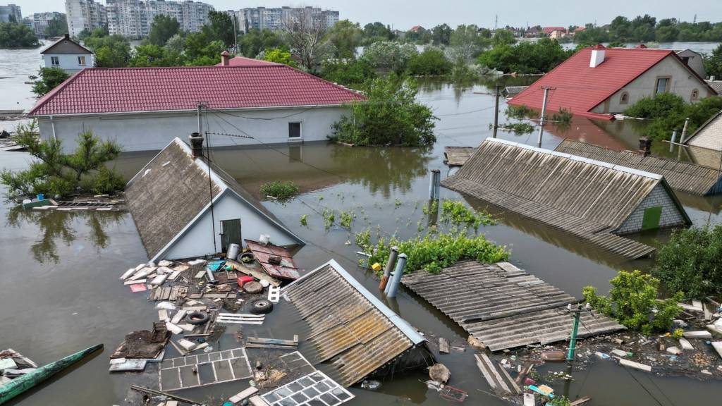 Ukraine Dam Ukraine And Russia Accuse Each Other Of Shelling Flood Evacuees Bbc News 0207