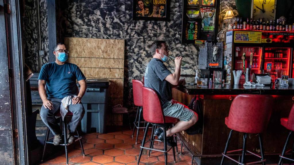 Patrons wearing masks in a bar in Austin, Texas (26 June)