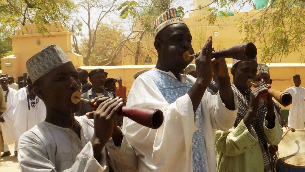 Royal flutists perform during the mass wedding of 1,520 couples at the city's central mosque on February 26, 2017