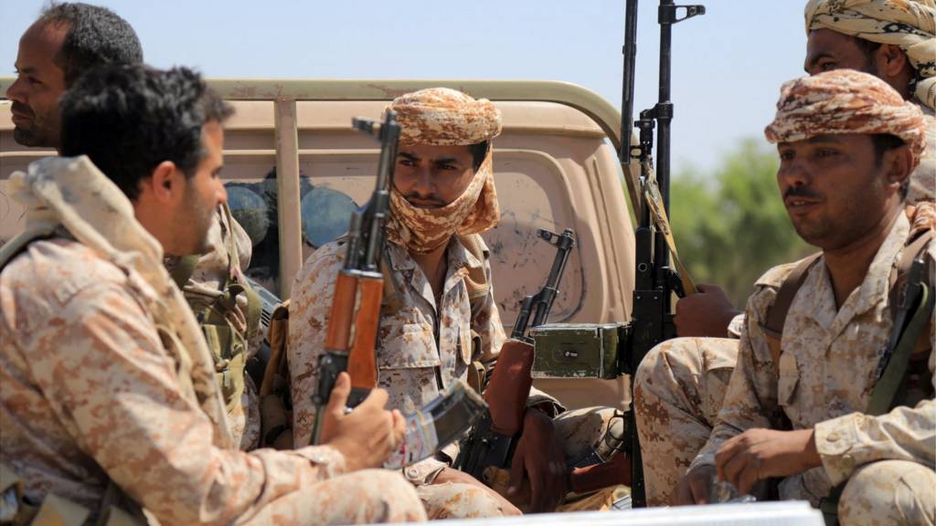 جنود في طريقهم إلى الخطوط الأمامية في معركة مأرب لقتال الحوثيين