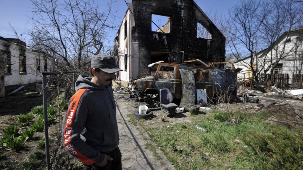 Ένας άνδρας στέκεται κοντά στο κατεστραμμένο σπίτι του μετά την αποχώρηση των Ρώσων στο χωριό Andriivka στην περιοχή του Κιέβου