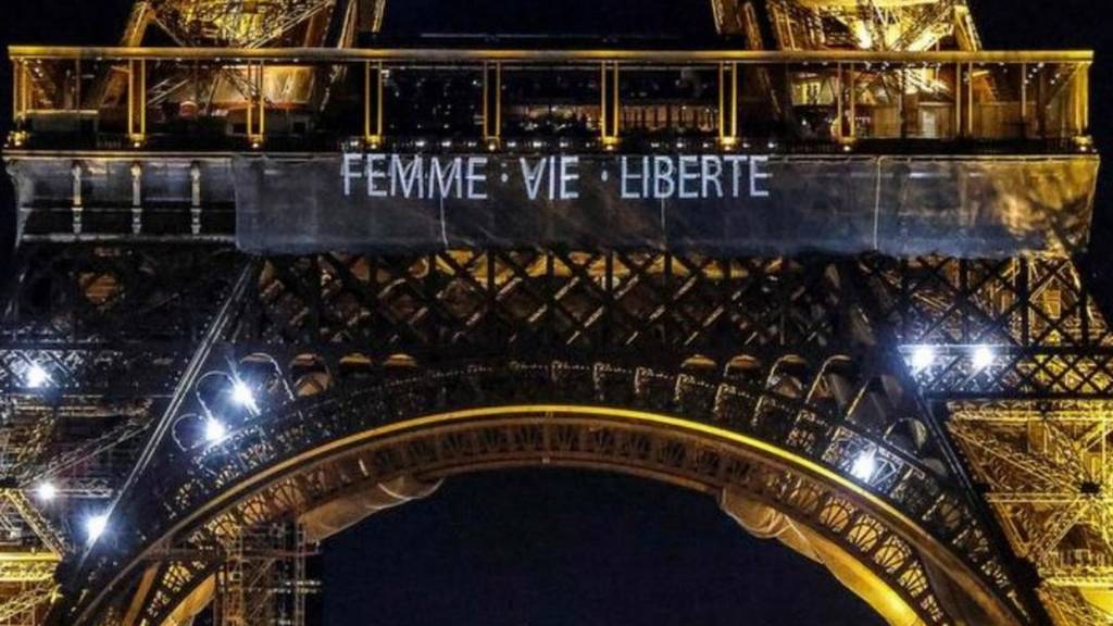 شعار زن زندگی آزادی روی برج ایفل