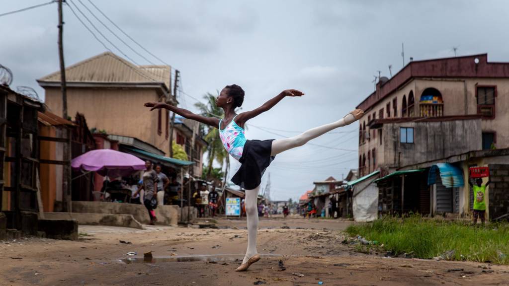 Wata dalibar makarantar Leap of Dance Academy, Precious Duru, tana rawa a titin Okelola da ke unguwar Ajangbadi, Lagos, ranar 3 ga watan Yuli, 2020