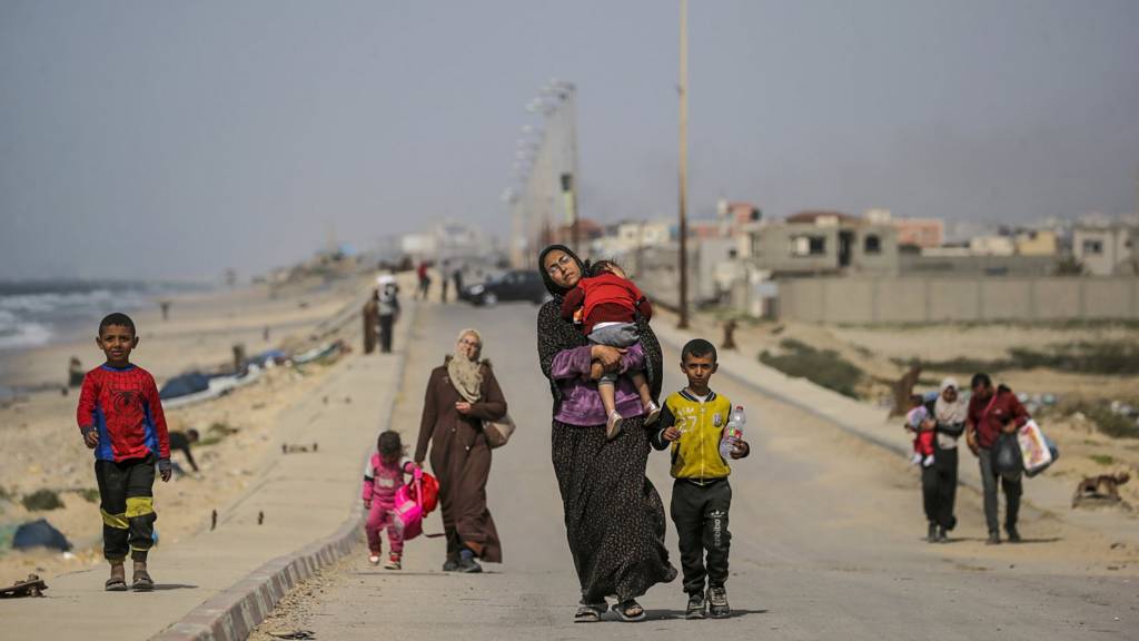 Palestinians crossing from northern to southern Gaza