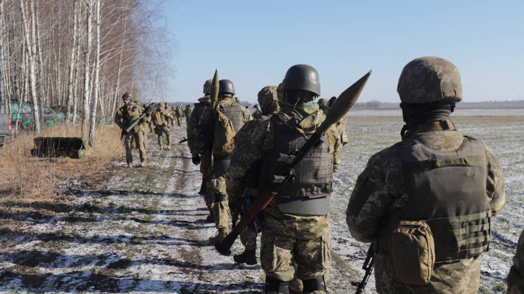 Ukrainian troops prepare to take positions near Kyiv