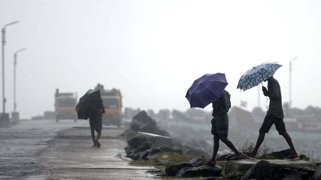 நிவர் புயல்: தமிழ்நாடு, புதுச்சேரியில் சமீபத்திய நிலவரம் என்ன? - தமிழில்  செய்திகள்