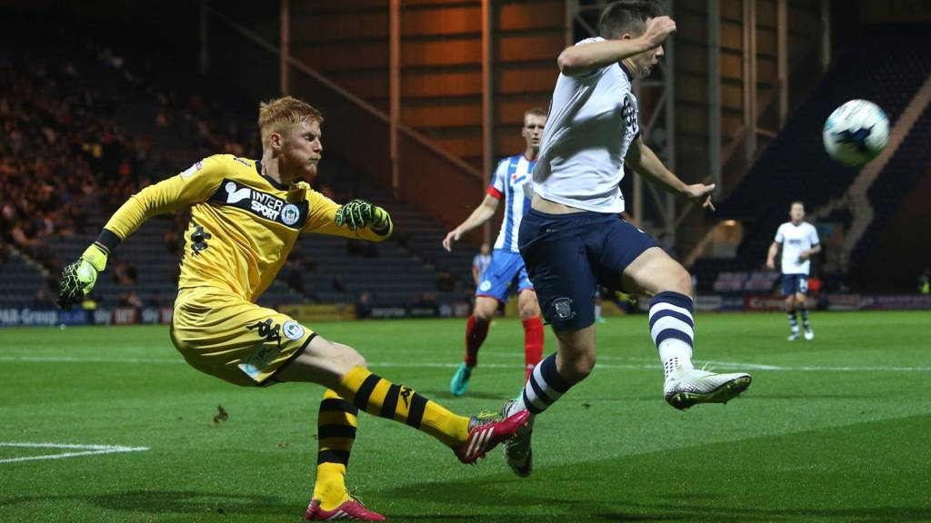 Adam Bogdan (left)