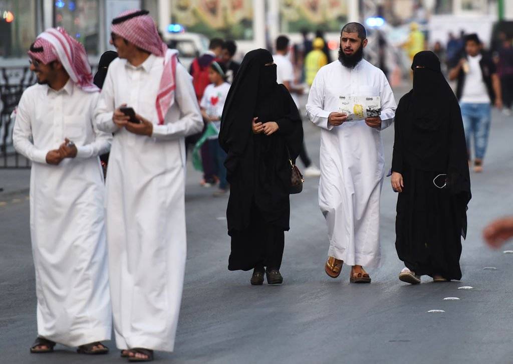 مواطنون في أحد شوارع الرياض