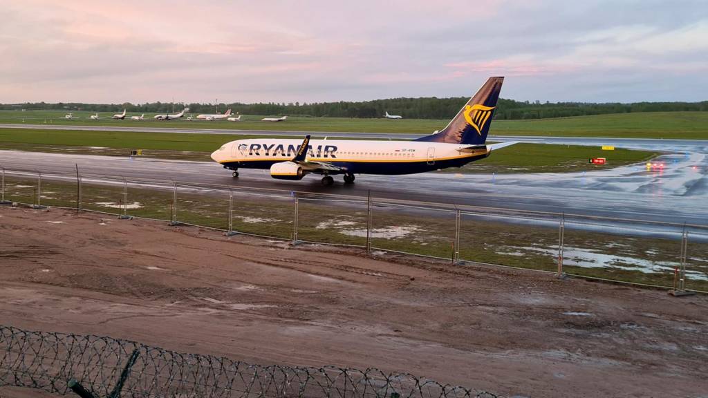 Ryanair plane lands in Vilnius after being diverted to Minsk (23 May)