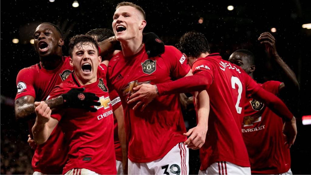 Scott McTominay celebrating with his team-mates after scoring for Manchester United against Manchester City