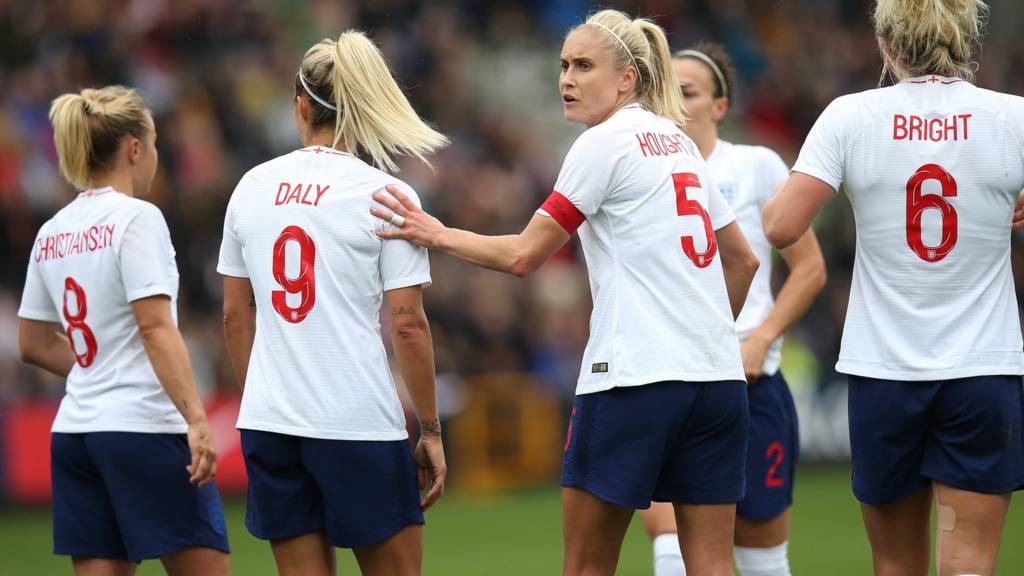 England's Steph Houghton organises a defensive wall