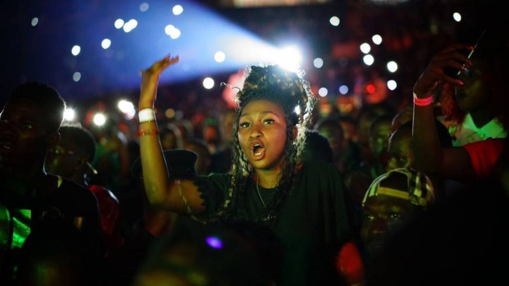 woman sings during the concert of Malian musician Sidiki Diabate