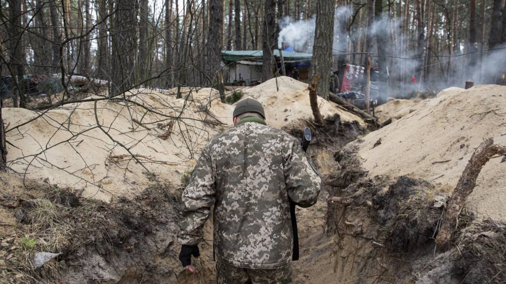 Ο Αλέξανδρος περπατά στα χαρακώματα που έφτιαξε το τάγμα του με το τουφέκι του.  Η ζωή στα χαρακώματα του ουκρανικού στρατού καθώς η Ρωσία υποχωρούσε από την περιφέρεια Κιέβου και τώρα επικεντρώνει την επίθεση στο ανατολικό τμήμα της Ουκρανίας