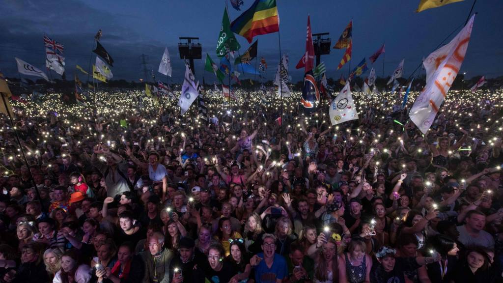 Crowd watching Ed Sheeran