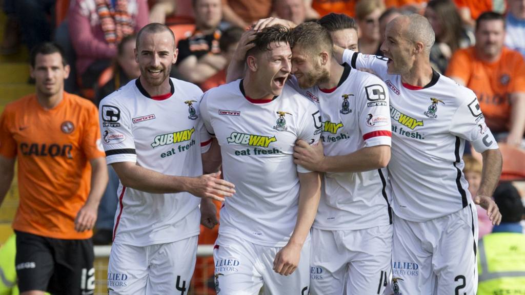 Inverness CT celebrate Josh Meekings' goal