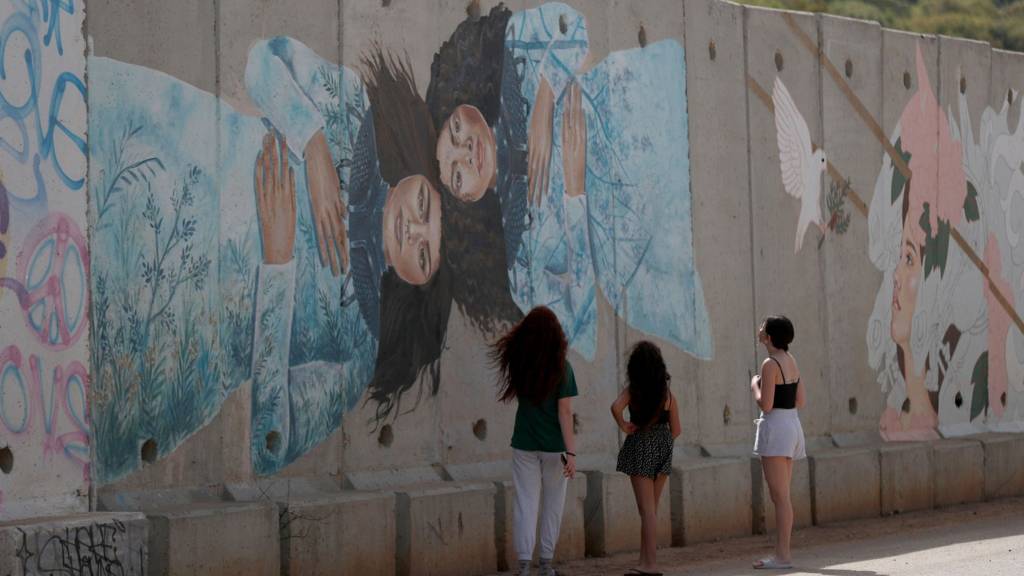 گرافیتی بر دیوار بتونی میان اسرائیل و لبنان