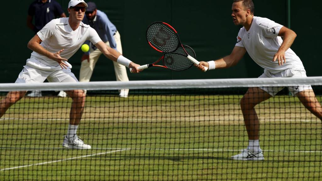 Jamie Murray and Bruno Soares in action