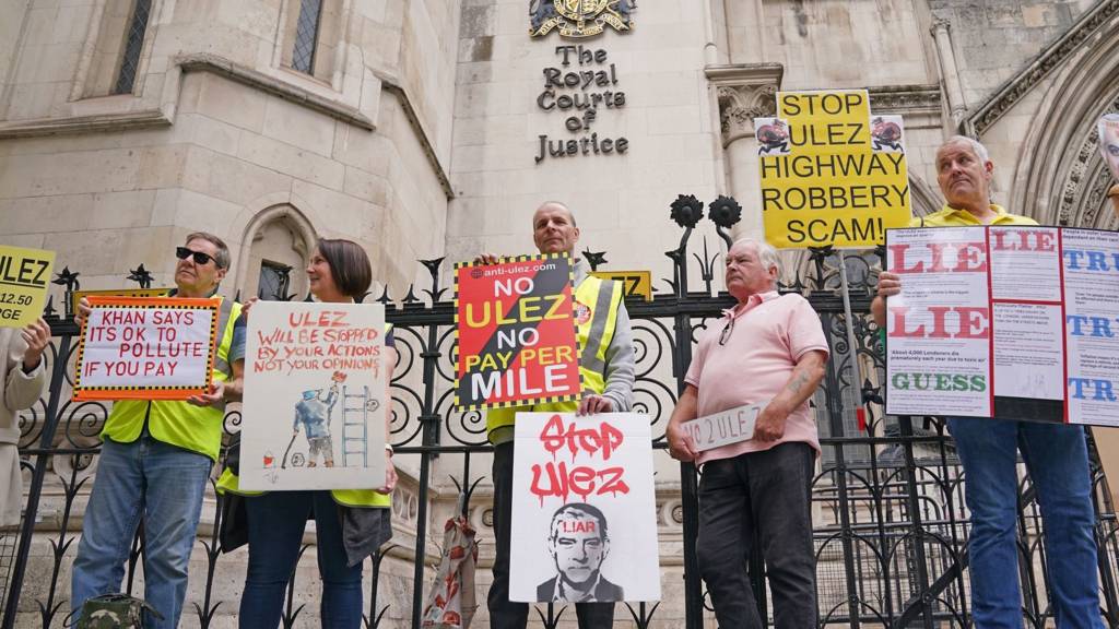 People protesting against Ulez outside the High Court