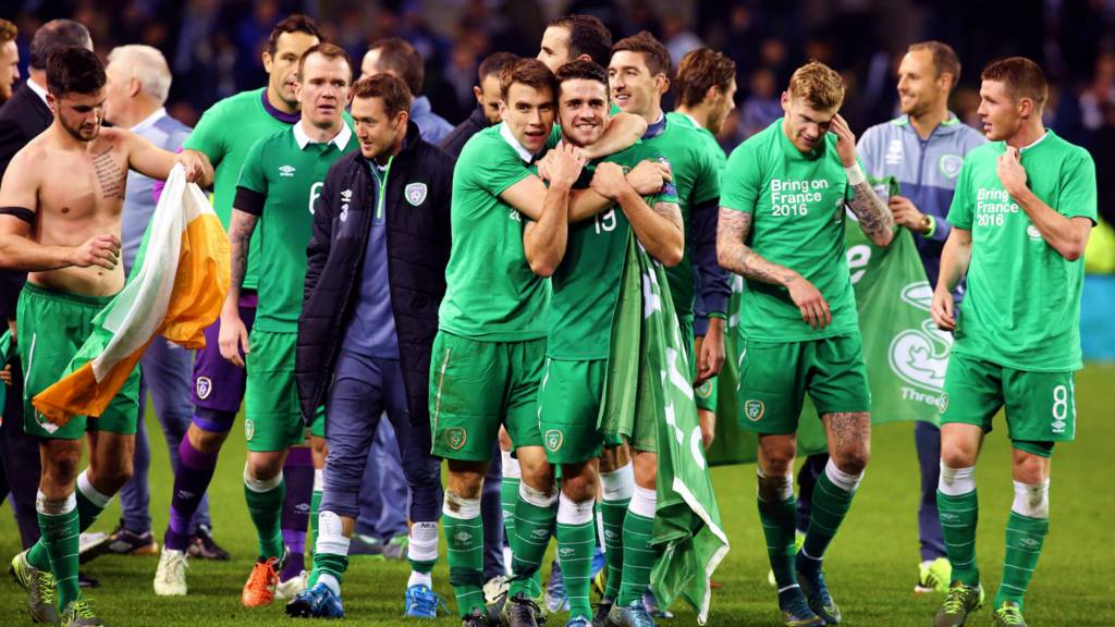 Republic of Ireland celebrate qualifying for Euro 2016